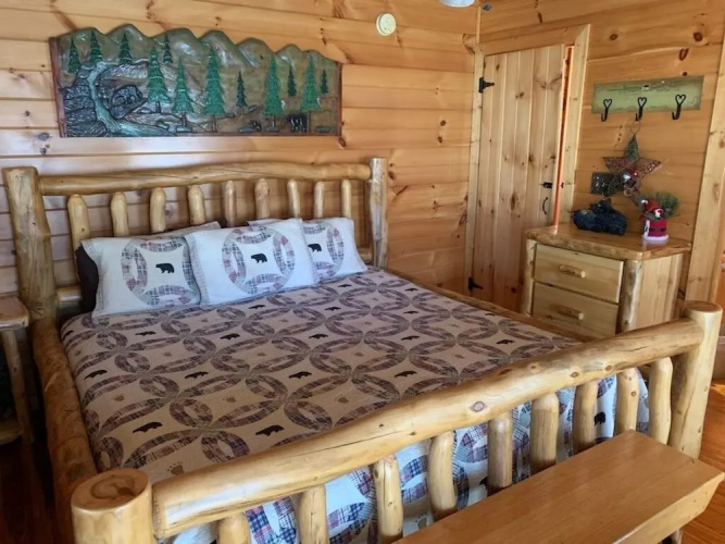 5 O' Clock Somewhere 3 Bedroom Cabin by RedAwning