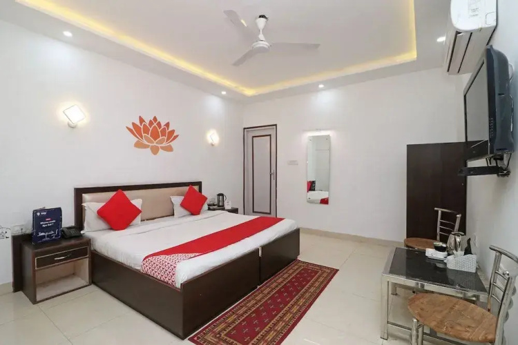 OYO 36085 Hotel Apollo Agra