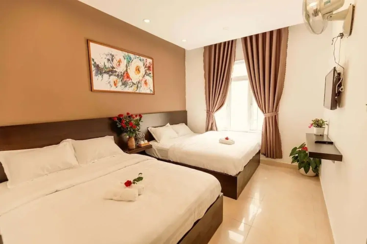 Standard Quadruple room with city view
