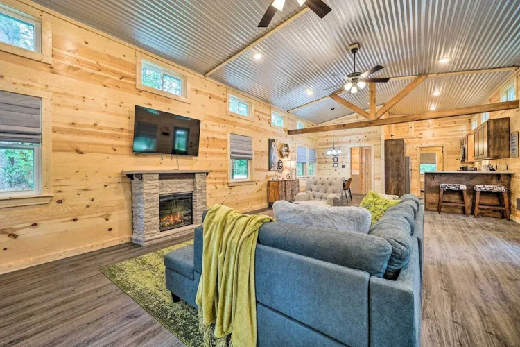 Stylish Cabin by Beavers Bend: Hot Tub & Fire Pit