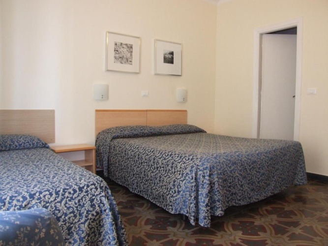 Standard Triple room with sea view