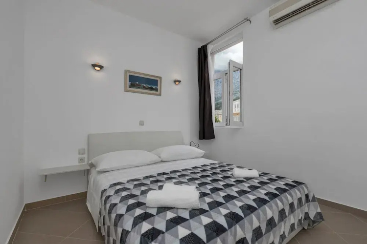 Apartment Petar with terrace