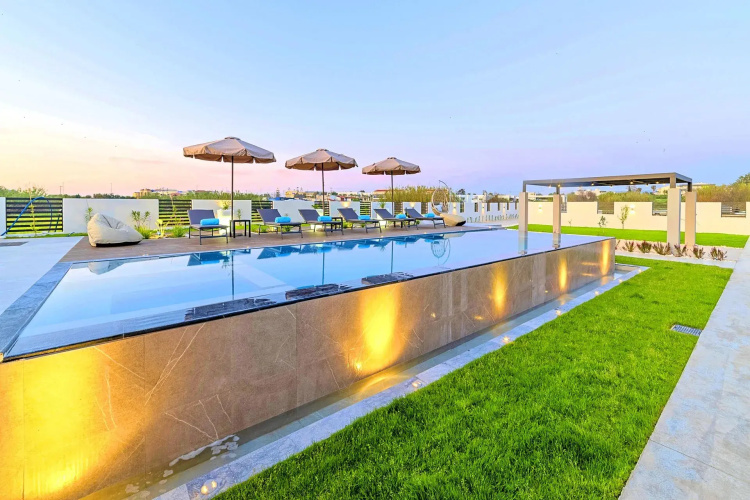 Villa Solaris Heated Pool & Hot Tub