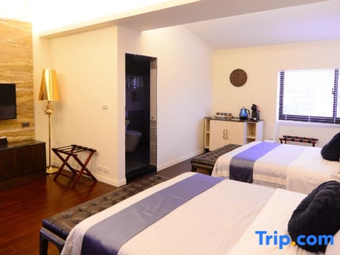 Standard Quadruple room with street view