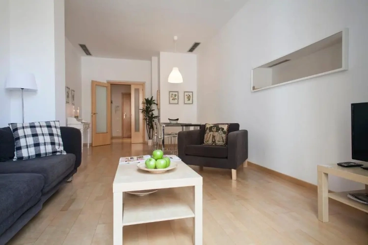 2 Bedrooms Apartment with courtyard view