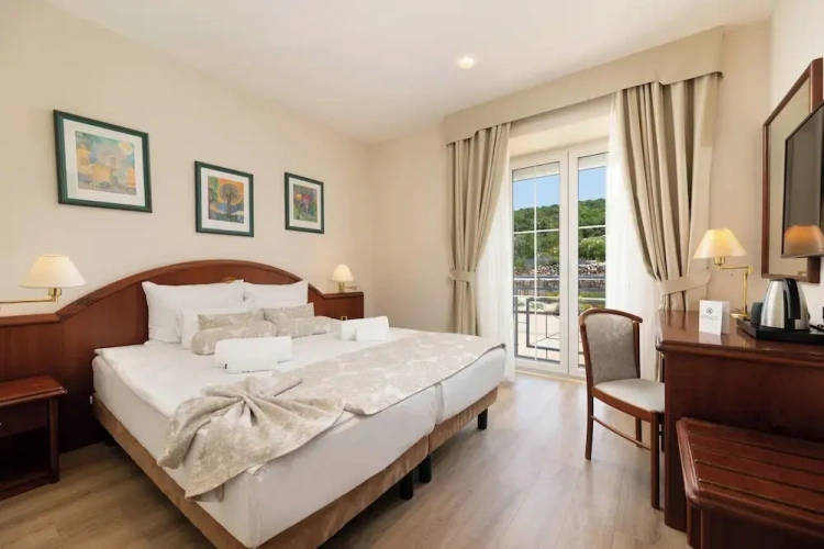 Standard Double room with land view