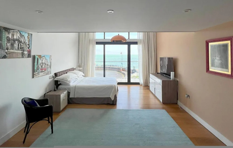 Beachfront Penthouse 4 Bedroom in Hythe