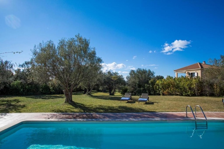 2 Bedrooms Villa