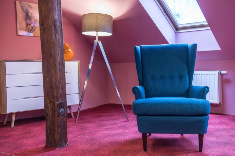 Spacious and Quiet Attic Flat in Centre