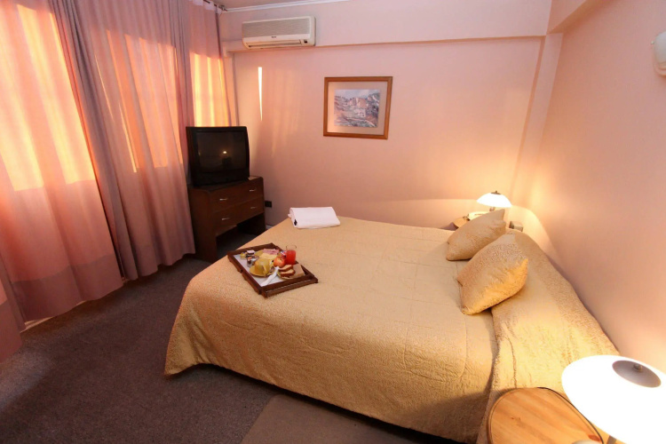 RQ Hotel Dacarlo