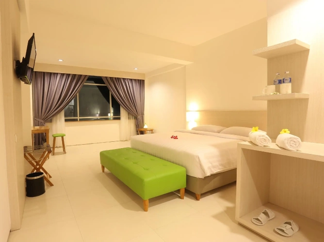 Deluxe Twin room with pool view