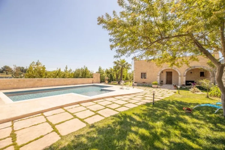 2 Bedrooms Villa