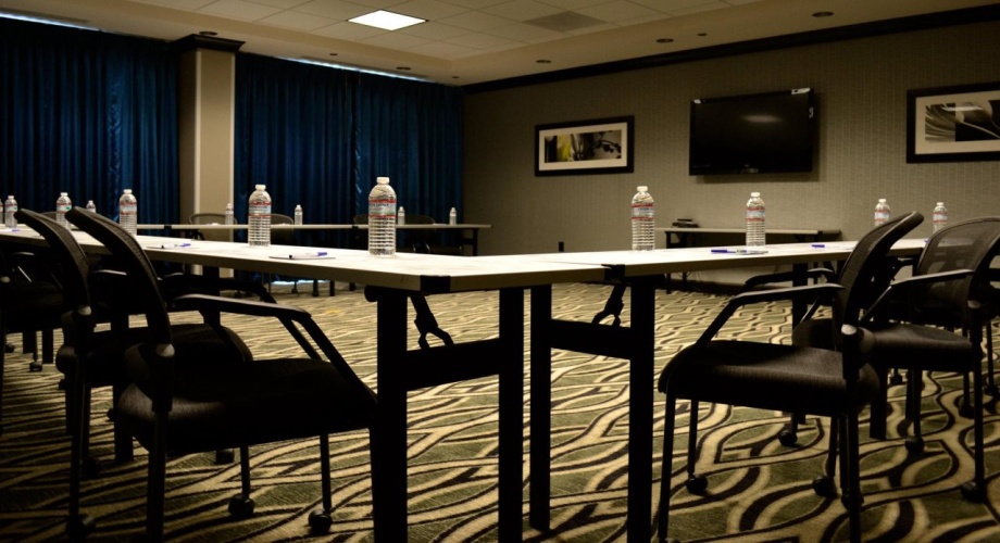 Holiday Inn Express And Suites Charleston Arpt Con photo 21