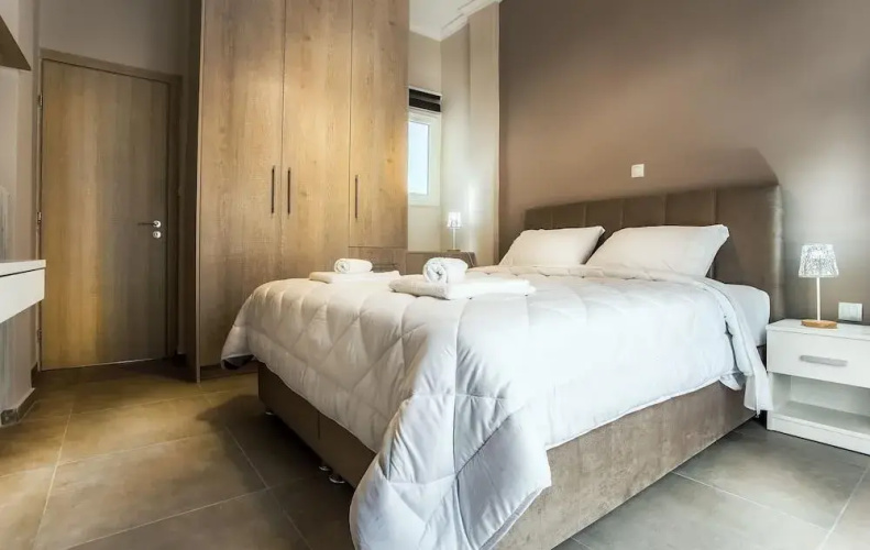 Spacious 3-Bedroom Apartment 90M From Train