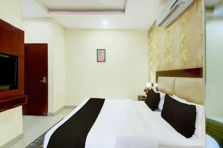 Luxury Stays With Pool Near Akshardham Temple