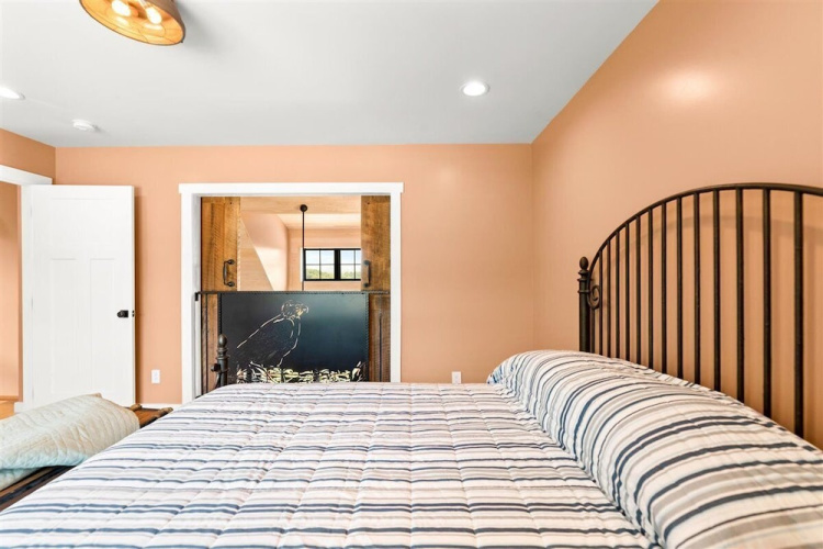 Eagles Nest 5 Bdrm Lake Front Home