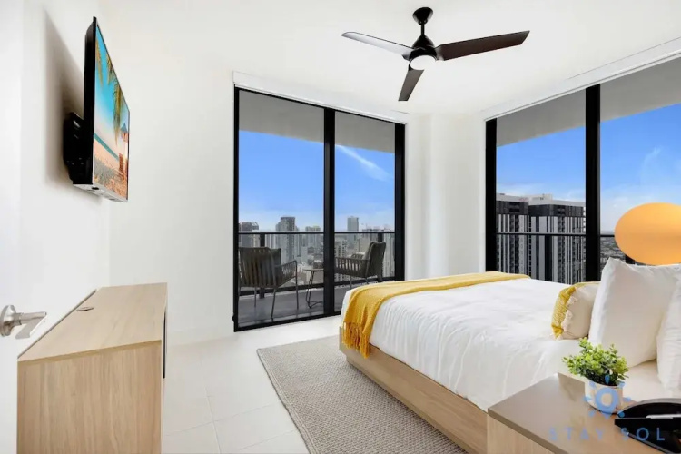 Downtown 2BR Oasis Pool Gym Balcony Views