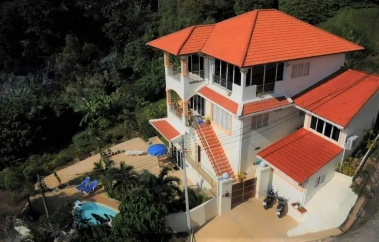5 Bedrooms Villa