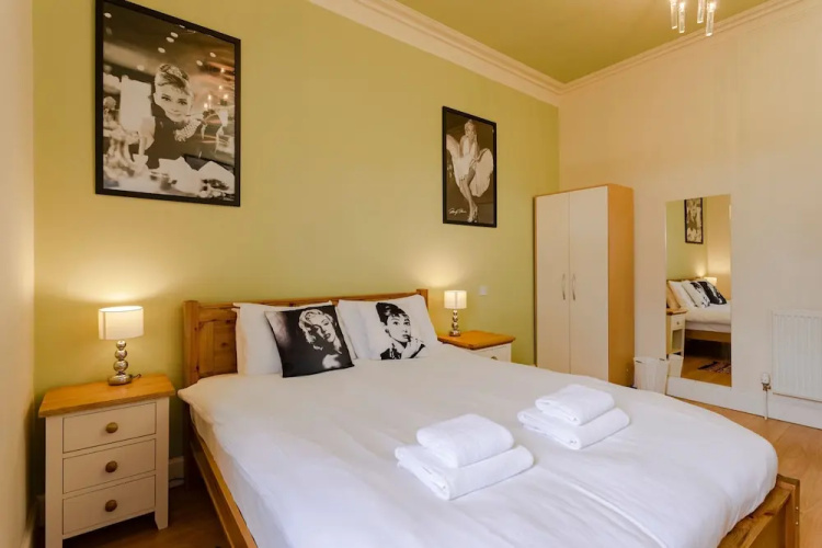 1 Bedroom Apartment Overlooking Park
