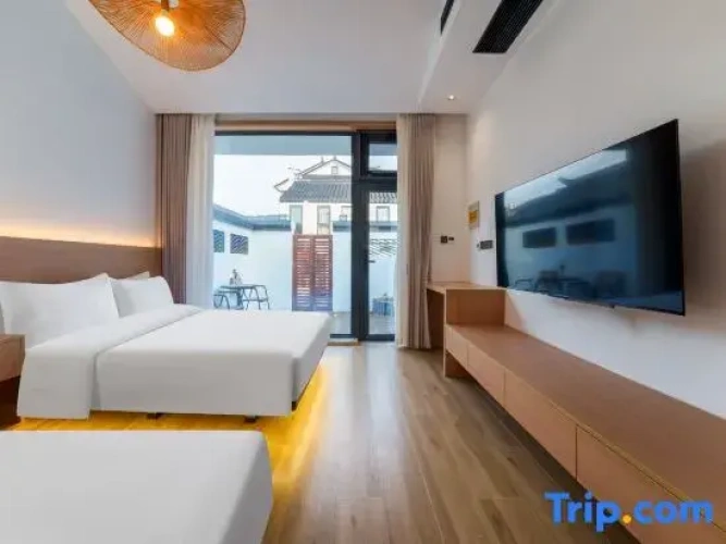 Standard Twin room with courtyard view