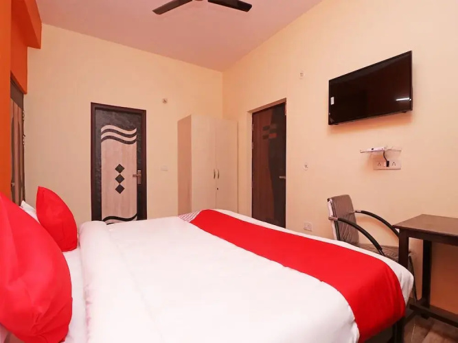 OYO 28366 National Hotel