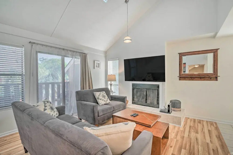 Myrtle Beach Condo: Balconies, Walk to Beach!