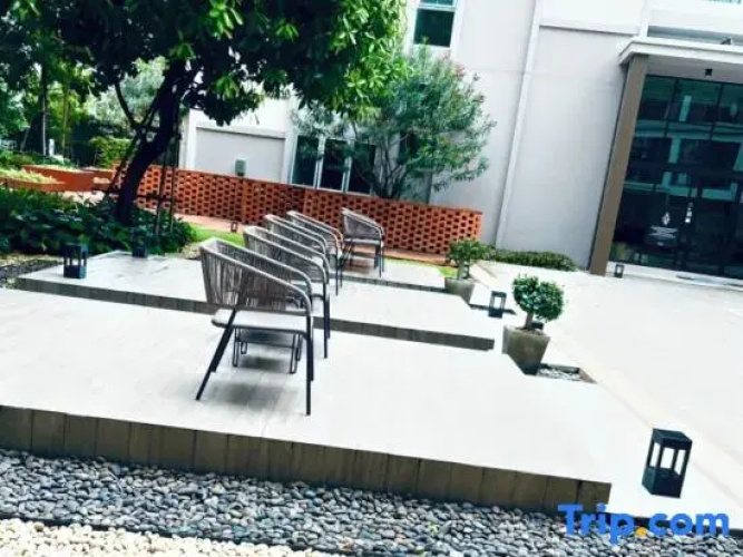 Studio Near Central Festival +Street Parking