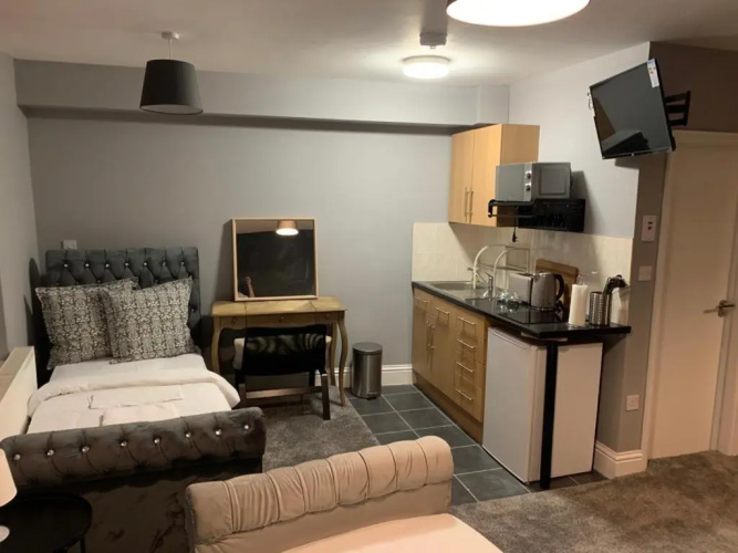 Spacious, Bright Twin Studio Apartment (can sleep up to 4)