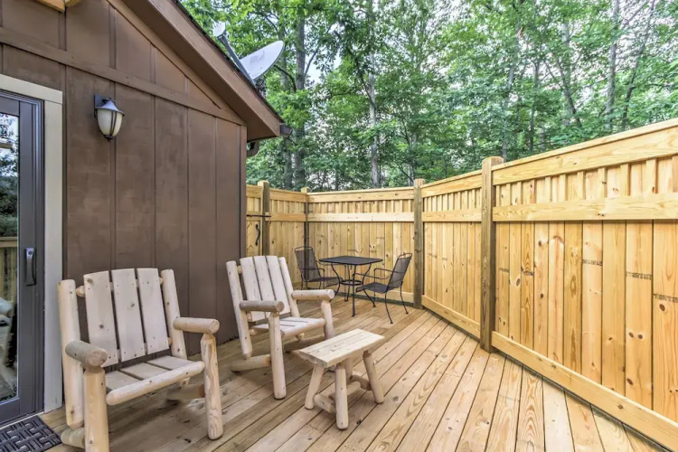 Hot Tub & Loft: Mountain-view Sevierville Cabin