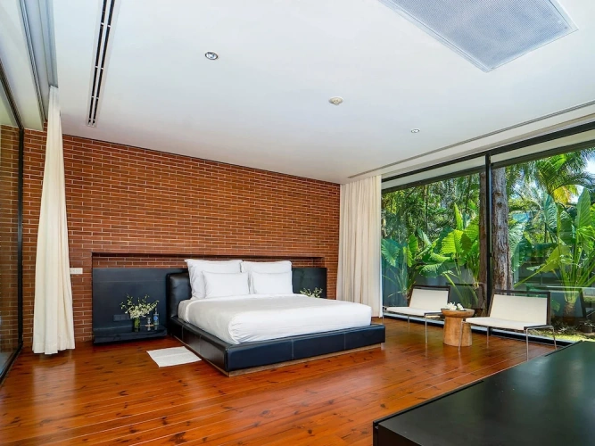 5 Bedrooms Villa