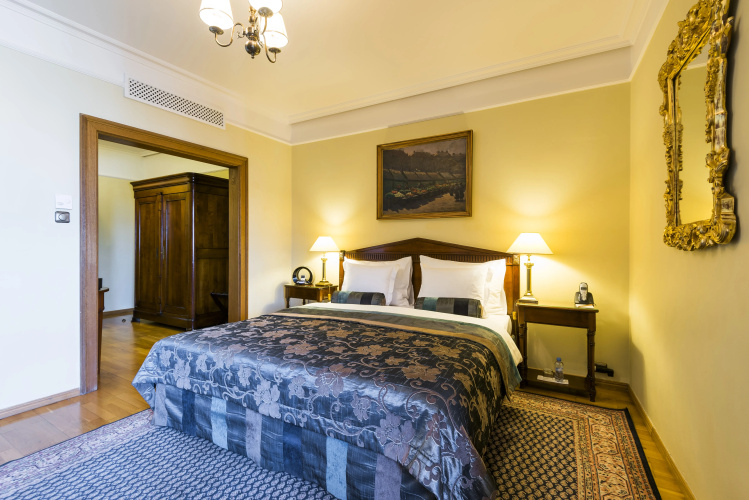 Golden Well Hotel