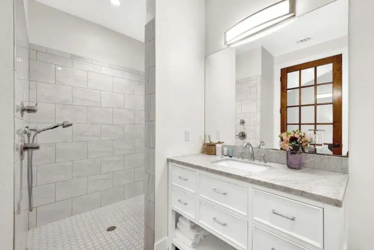 Schubert Inn Suite-b With Pool & Grill - Walk to Main