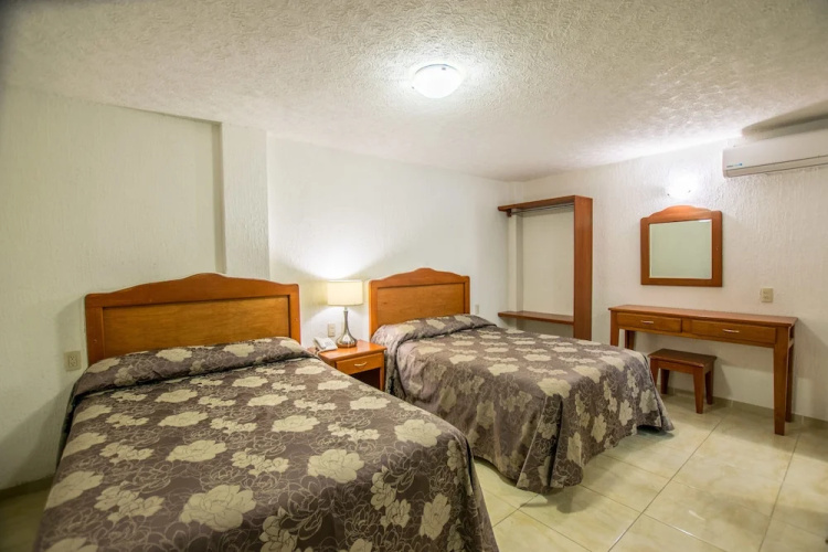 Suites Poliforum Inn