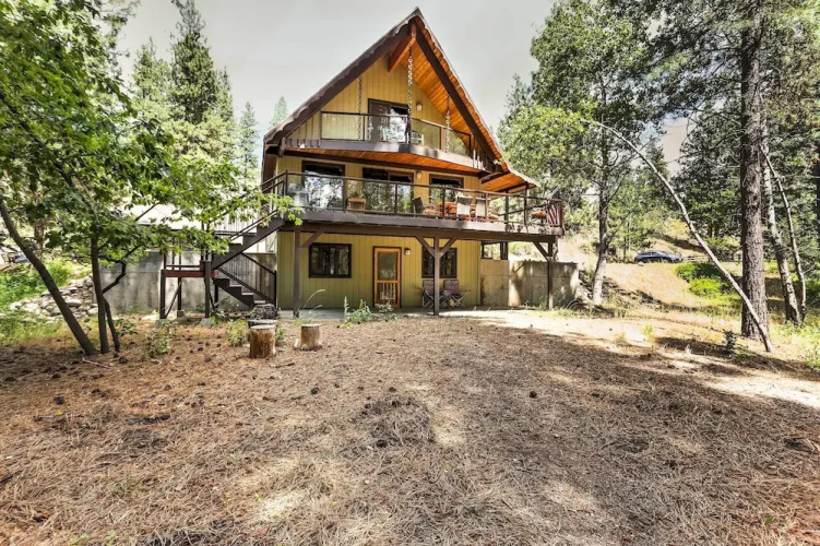 Riverside Winthrop Chalet w/ Hot Tub & 2 Decks!