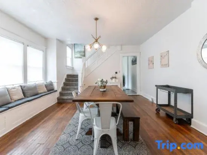 Spacious Duplex for 14 in Downtown