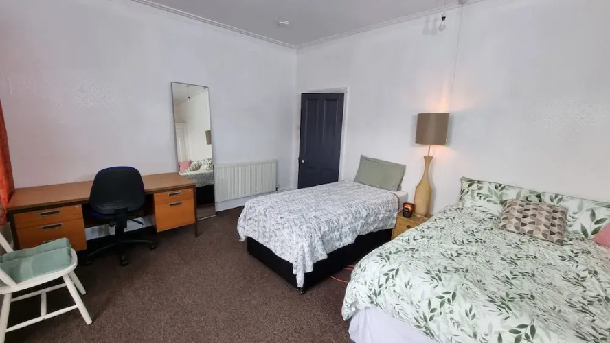 Spacious 4-bed House Great Location Coventry