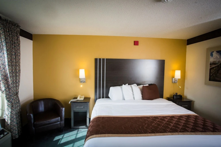 Chisholm Inn & Suites