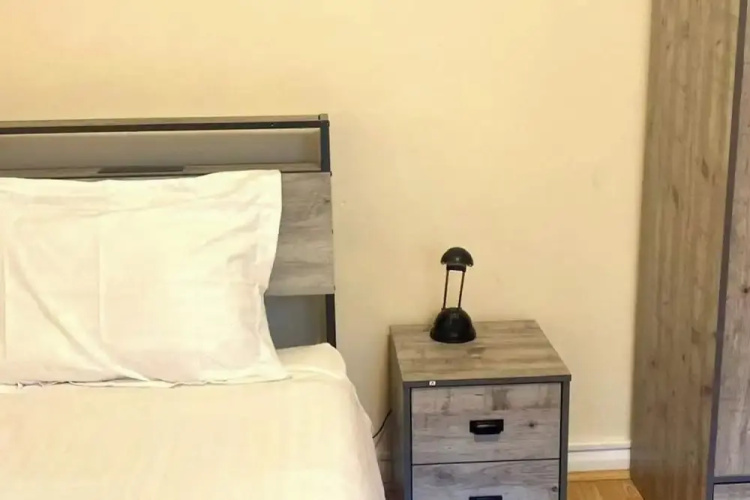 House - Sleeps 8 - Garden - Parking