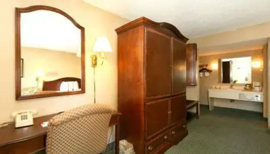 Econo Lodge  Inn & Suites