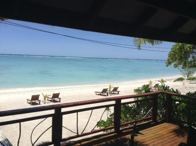 Bungalow with balcony and beachfront