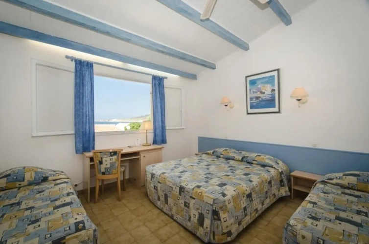 Standard Quadruple room with garden view