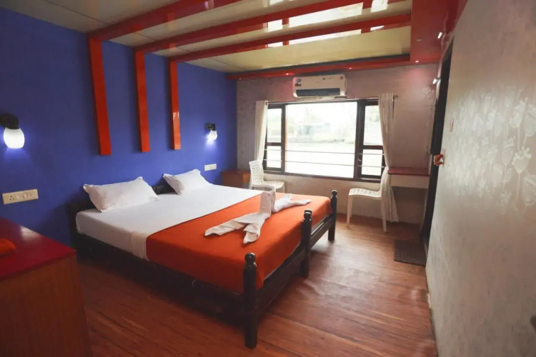 JCT Houseboats
