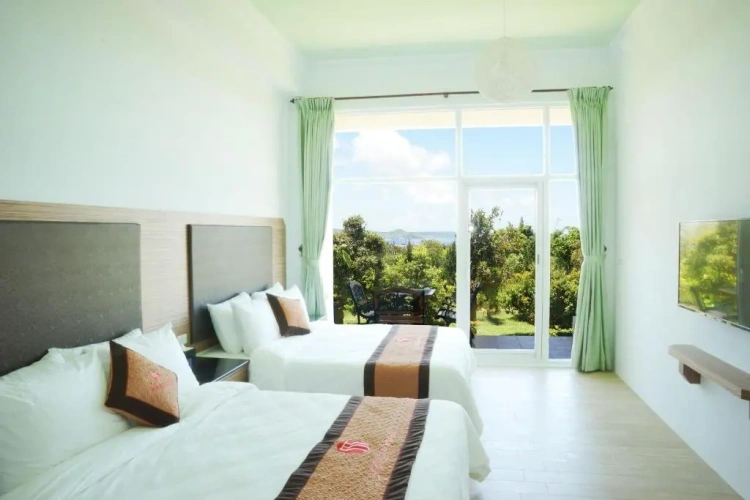Standard Quadruple room with garden view