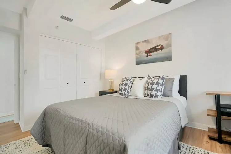 2 Steps to Ice Plant Apt in Downtown St Aug