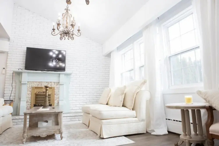 Fully Private 3 Bdrm Suite - The Winchester
