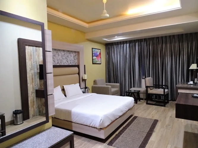 Deluxe Double room with city view