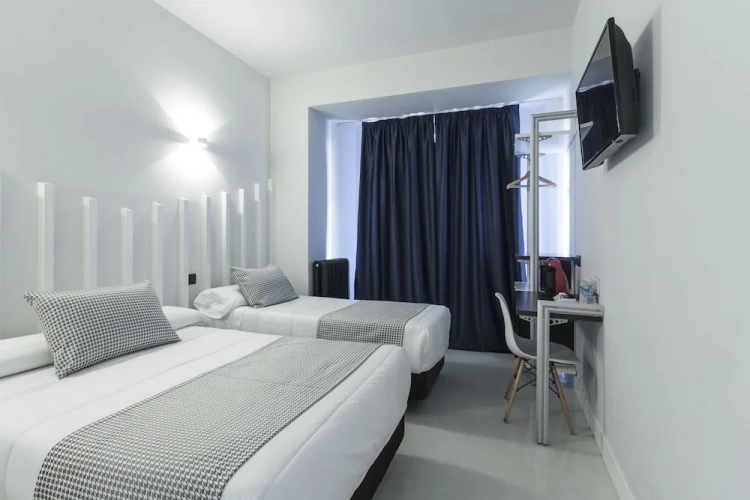 Standard Triple room with city view