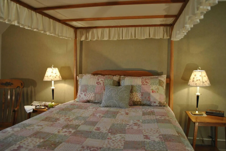 Brass Lantern Inn