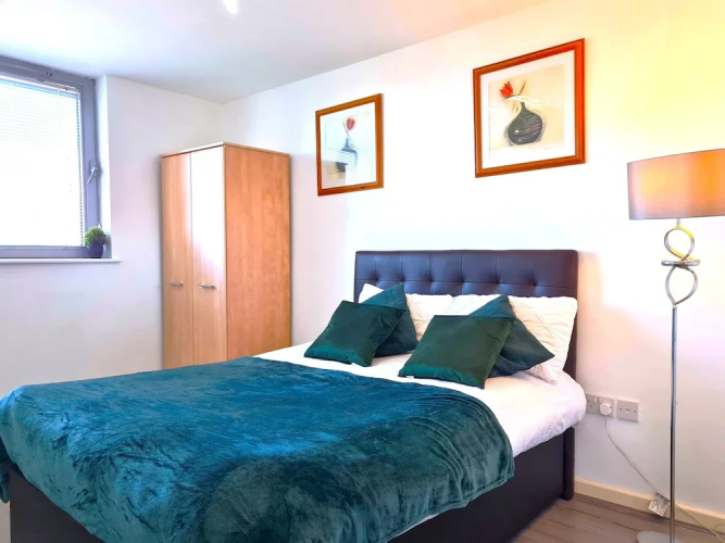 2 bedroom Central Flat with Parking