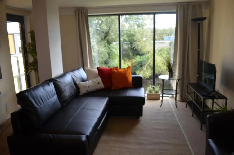 MetroStays - Riverside Apartment